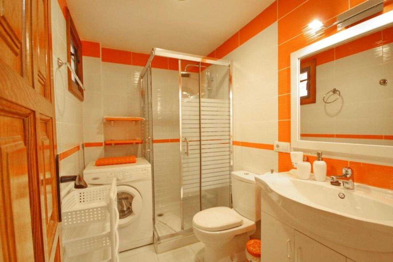 Two Bedroom Apartment In Beachfront Complex With Pool In Playa De Las Americas. Exterior photo